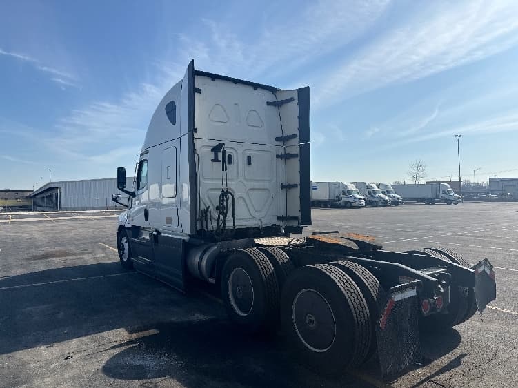 2023 Freightliner Cascadia — photo 5