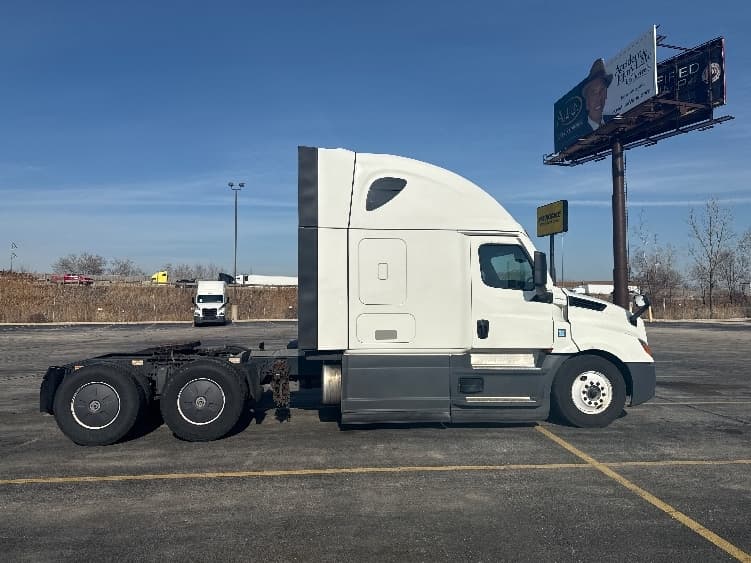 2023 Freightliner Cascadia — photo 8