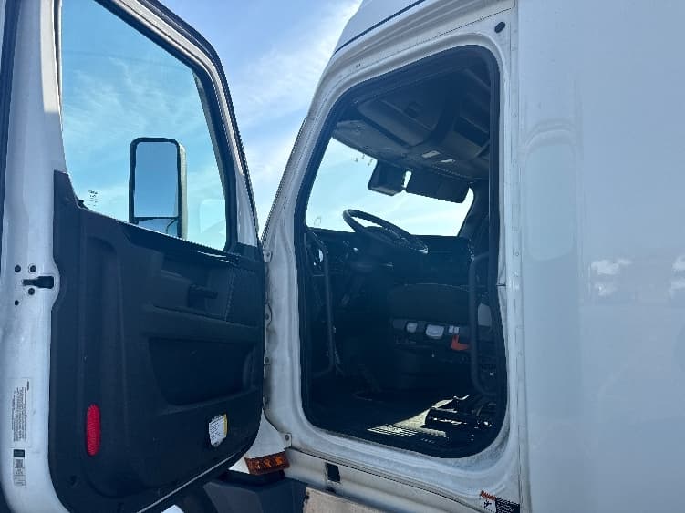 2023 Freightliner Cascadia — photo 9