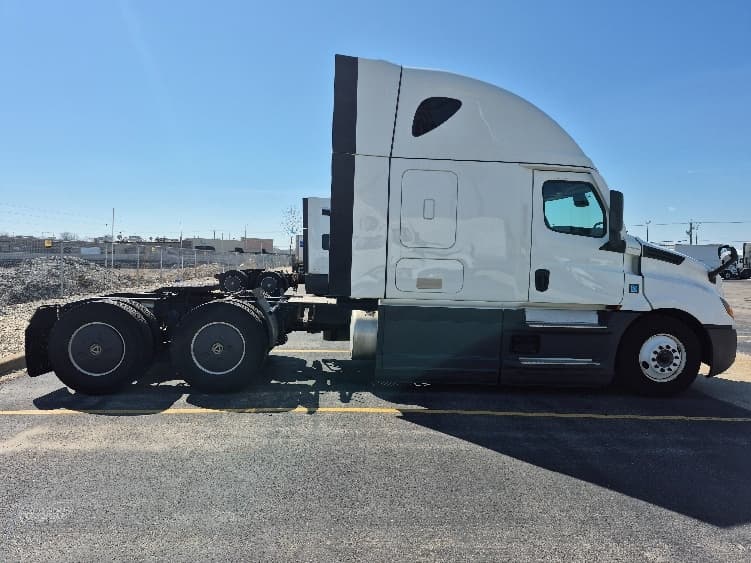 2023 Freightliner Cascadia — photo 8