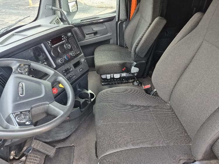 2023 Freightliner Cascadia — photo 10