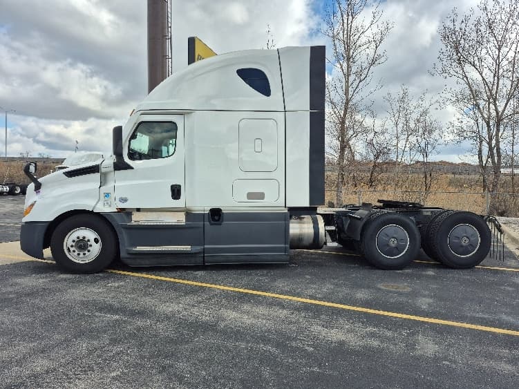2023 Freightliner Cascadia — photo 4