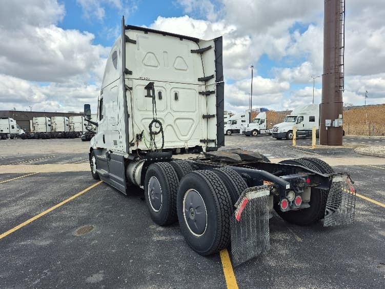 2023 Freightliner Cascadia — photo 5