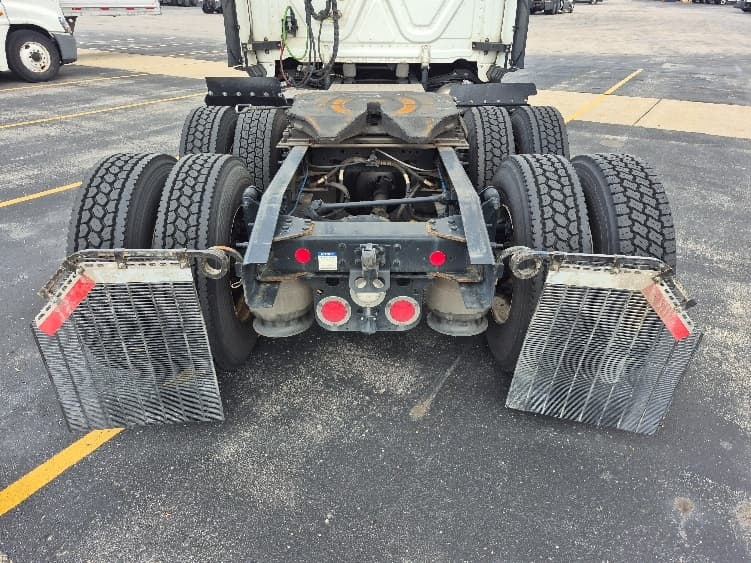 2023 Freightliner Cascadia — photo 6