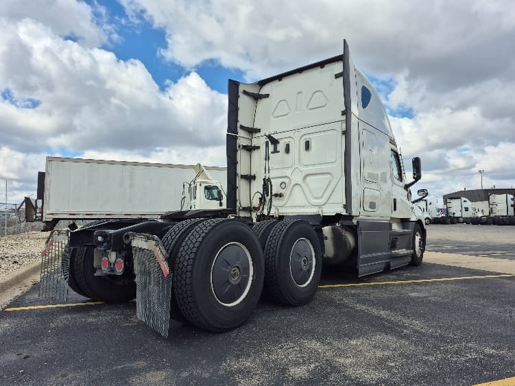 2023 Freightliner Cascadia — photo 7