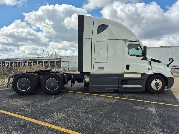 2023 Freightliner Cascadia — photo 8