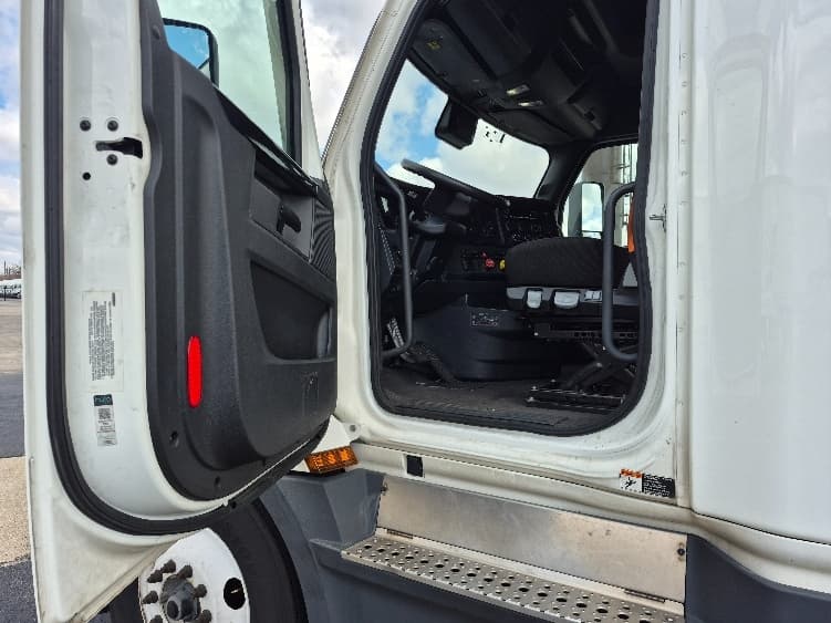 2023 Freightliner Cascadia — photo 9