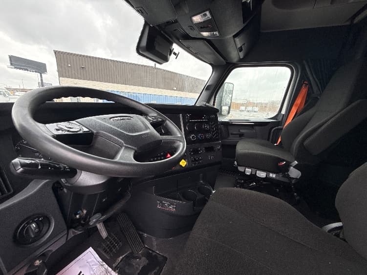 2023 Freightliner Cascadia — photo 10