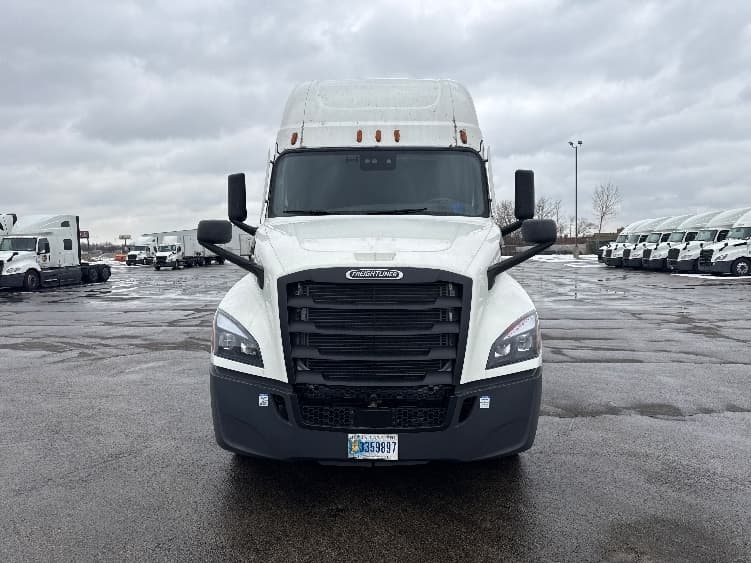 2023 Freightliner Cascadia — photo 2