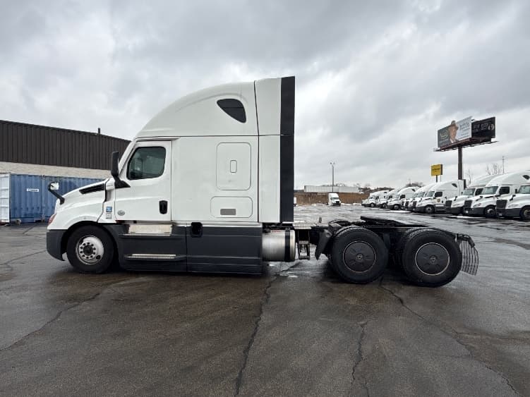 2023 Freightliner Cascadia — photo 4