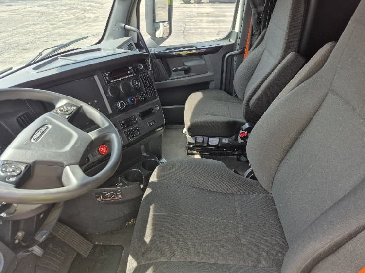 2023 Freightliner Cascadia — photo 10