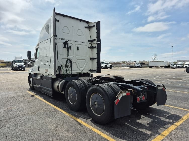 2023 Freightliner Cascadia — photo 5