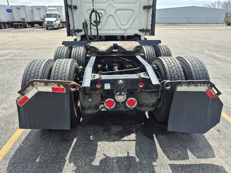 2023 Freightliner Cascadia — photo 6