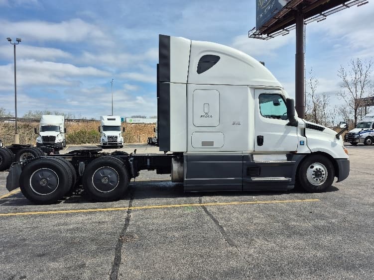 2023 Freightliner Cascadia — photo 8