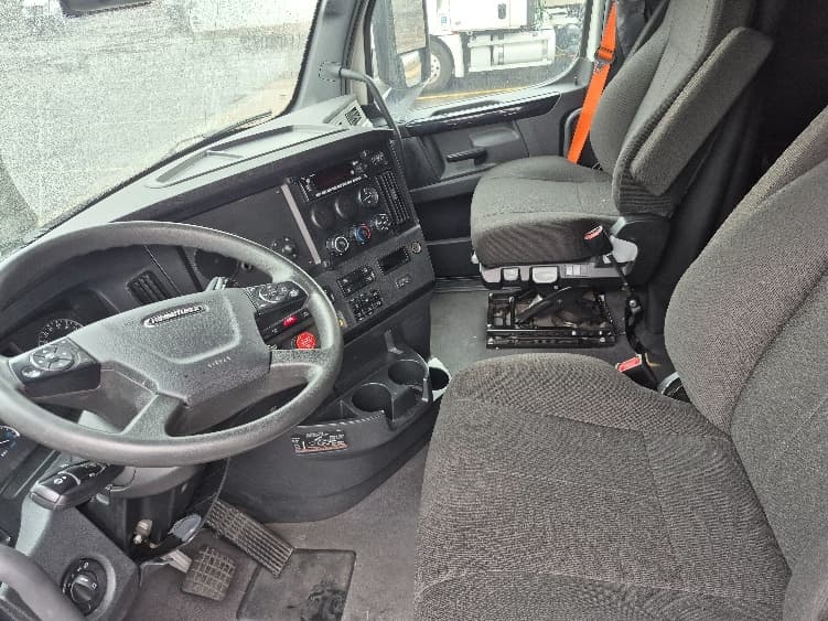 2023 Freightliner Cascadia — photo 10