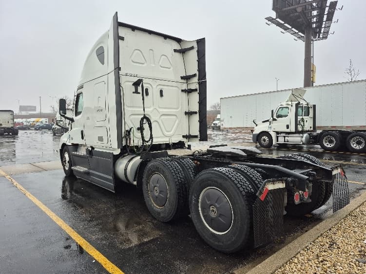 2023 Freightliner Cascadia — photo 5