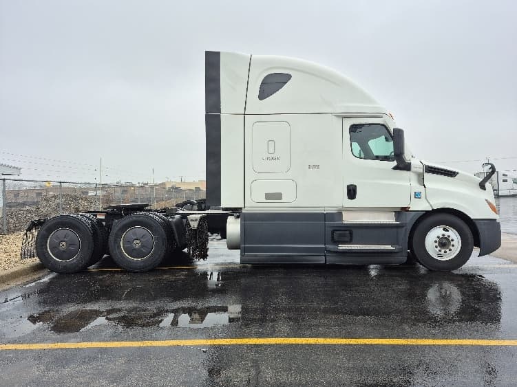 2023 Freightliner Cascadia — photo 8