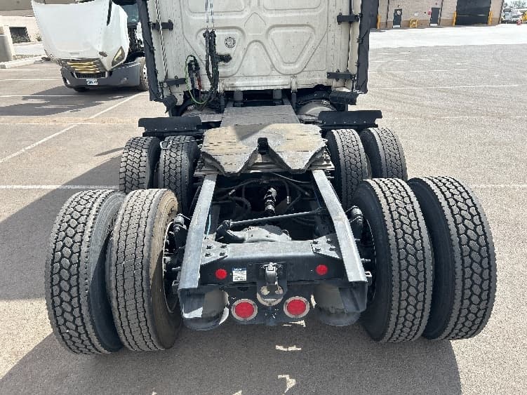 2023 Freightliner Cascadia — photo 6