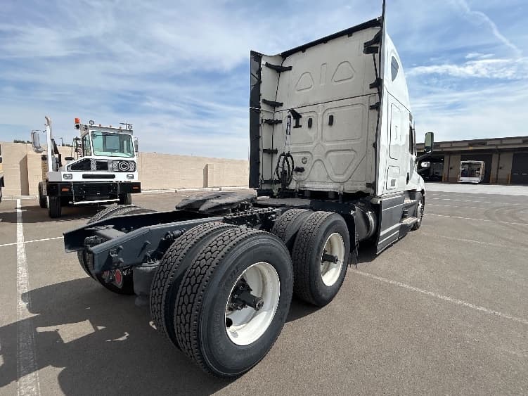 2023 Freightliner Cascadia — photo 7