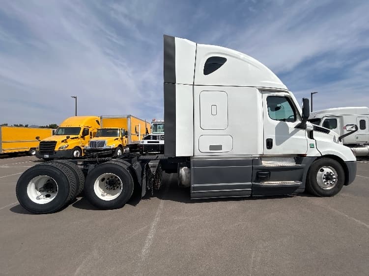2023 Freightliner Cascadia — photo 8