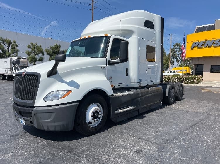 2023 International LT — photo 3