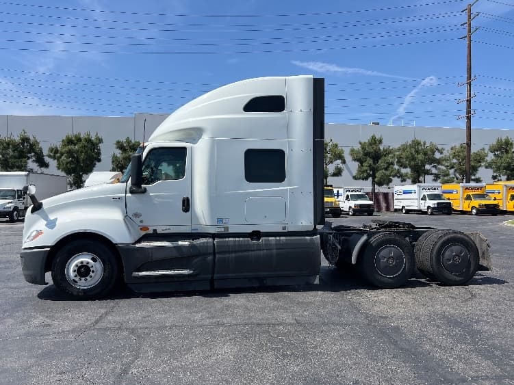 2023 International LT — photo 4