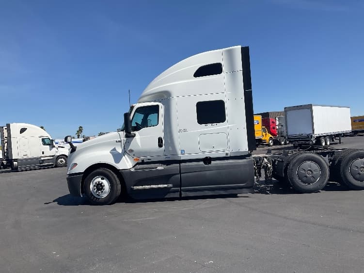 2023 International LT — photo 4