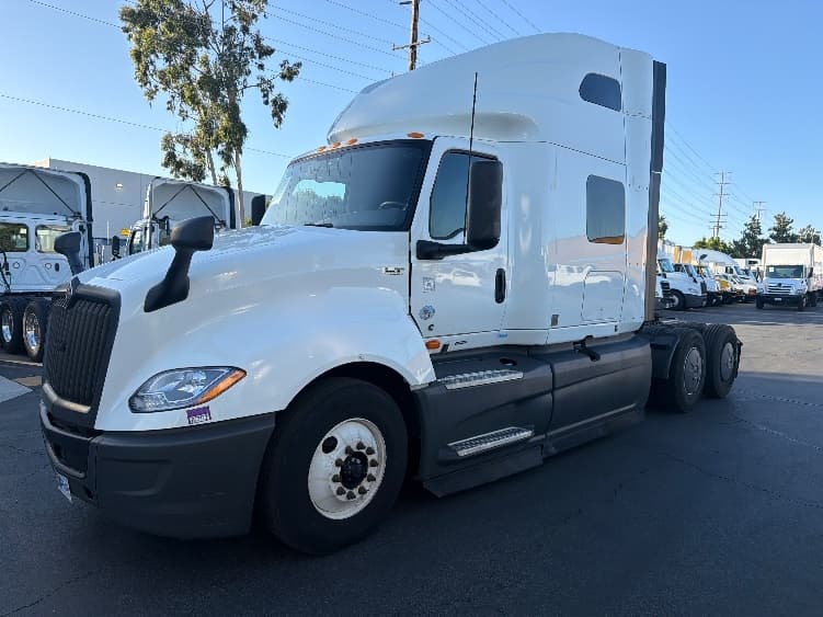 2023 International LT — photo 3