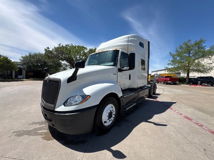 2023 International LT — photo 3