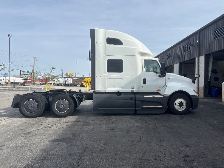 2023 International LT — photo 8