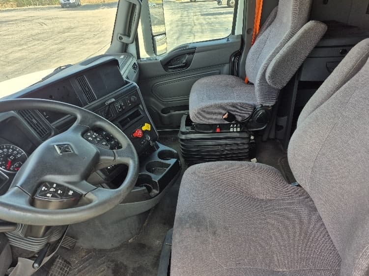 2023 International LT — photo 10