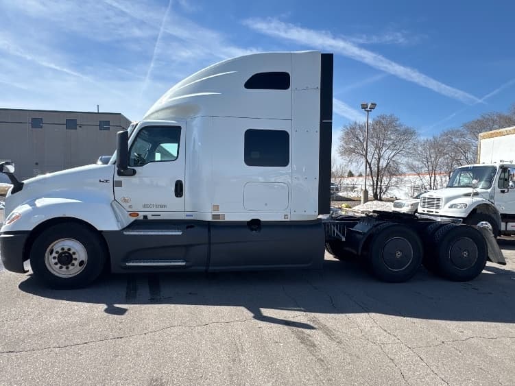 2023 International LT — photo 4