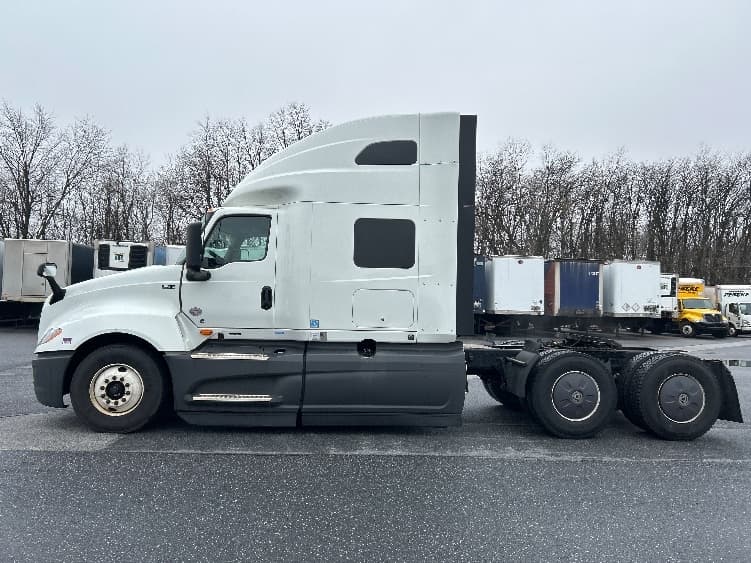 2023 International LT — photo 4