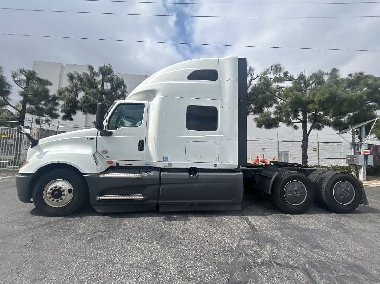 2023 International LT — photo 4