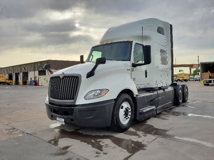 2023 International LT — photo 3