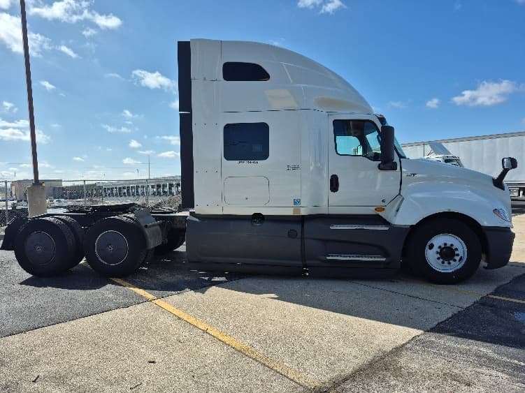 2023 International LT — photo 8