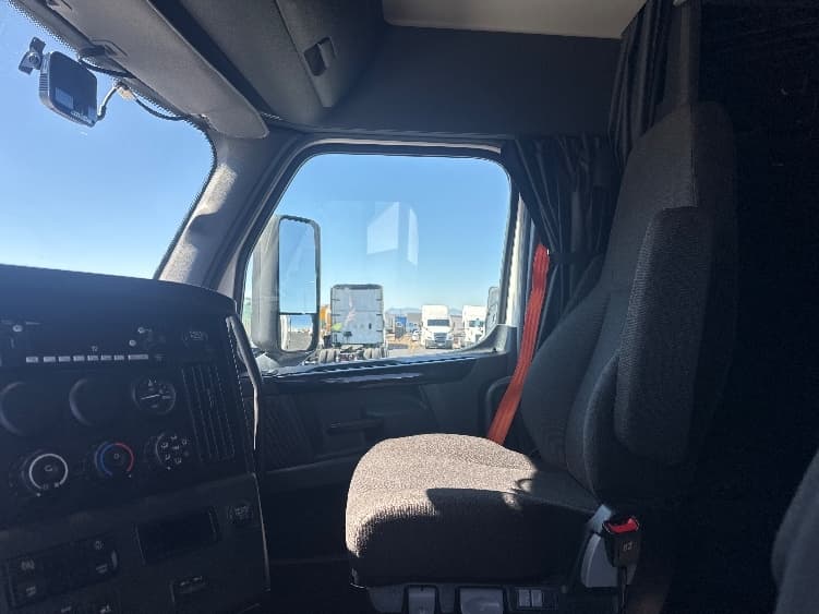 2023 Freightliner Cascadia — photo 10