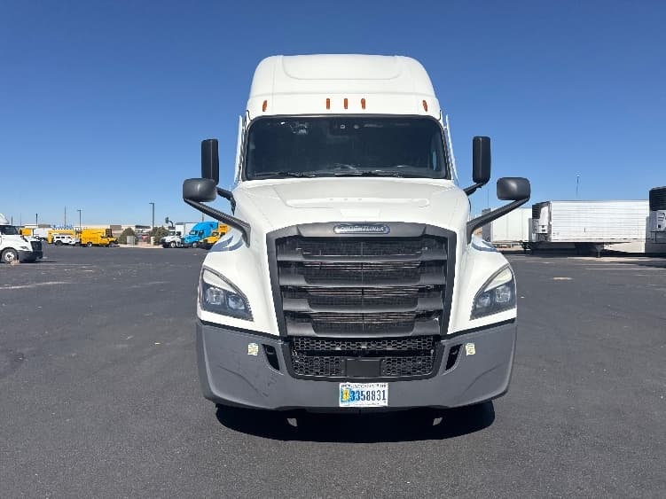 2023 Freightliner Cascadia — photo 2