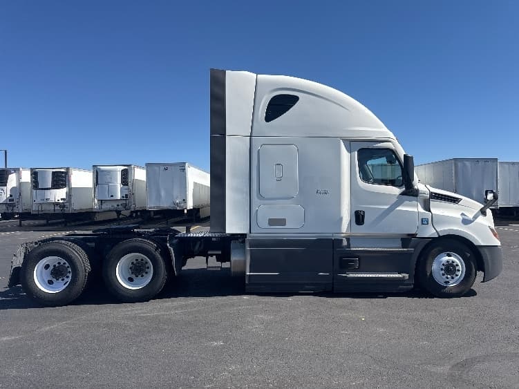 2023 Freightliner Cascadia — photo 8