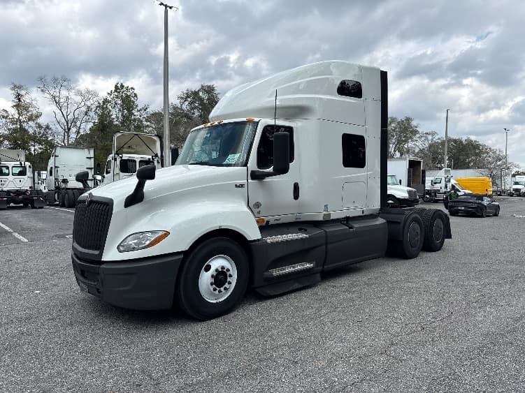 2023 International LT — photo 3