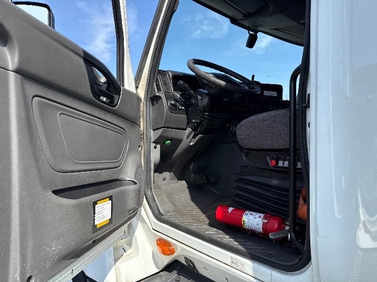 2023 International LT — photo 9