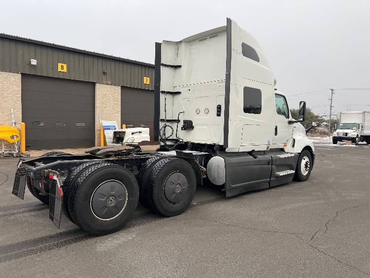 2023 International LT — photo 7