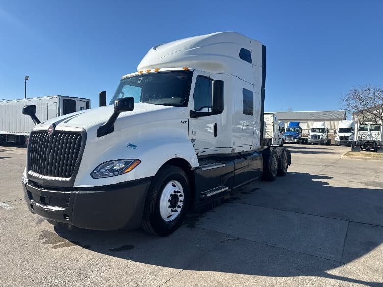 2023 International LT — photo 3