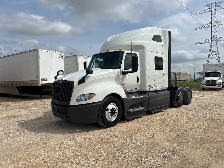 2023 International LT — photo 3