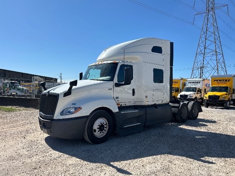2023 International LT — photo 3