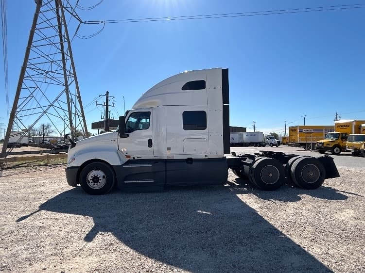 2023 International LT — photo 4