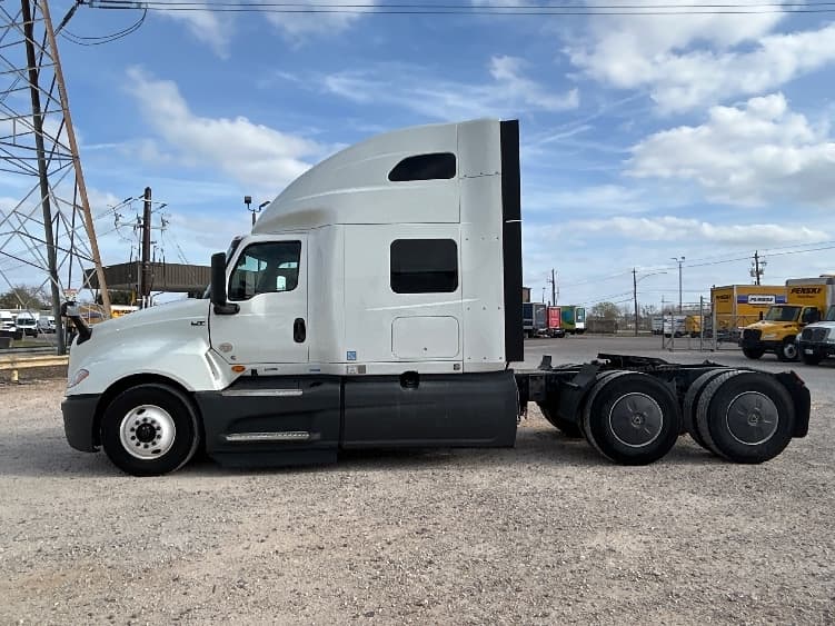 2023 International LT — photo 4