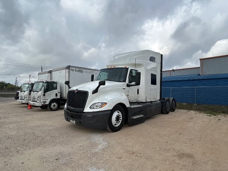 2023 International LT — photo 3