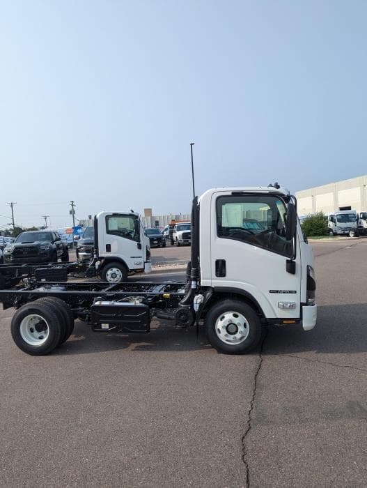 2025 Isuzu NPR — photo 6