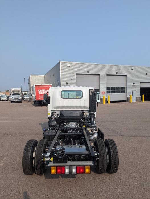 2025 Isuzu NPR — photo 7